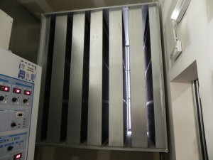 Silenciador acústico de 2m x 2m, con acabado METU SYSTEM-30MM y bafle de entrada de aire en formato flecha. 