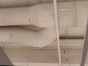 Bifurcación reducida de conducto chapa galvanizada. Diámetros 800/600/600 mm para climatización zona comedores.