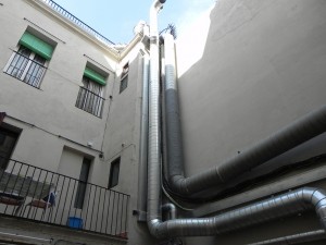 Trabajos verticales para montaje chapa galvanizada circular en ventilación de sala compresores.
