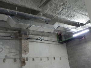 Montaje de conducto Climaver Plus R en almacén para renovación de aire.
