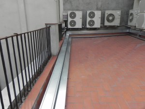 Canaleta de chapa para cubrimiento de tuberías frigoríficas y cable eléctrico en cubierta.