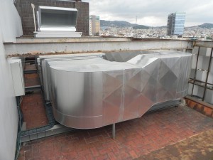 Conductos de ventilación en unidad de tratamiento de aire situados en cubierta. 