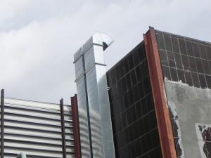 Conductos de ventilación en unidad de tratamiento de aire situados en cubierta.