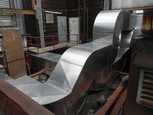 Conductos de chapa galvanizada aislados con IBR y recubiertos con chapa de aluminio 0,8 mm.