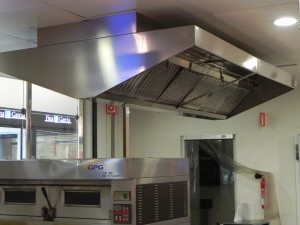 Montaje de campana para extracción de humos de hornos conectada verticalmente con un conducto de chapa galvanizada con un diámetro de 800 mm.